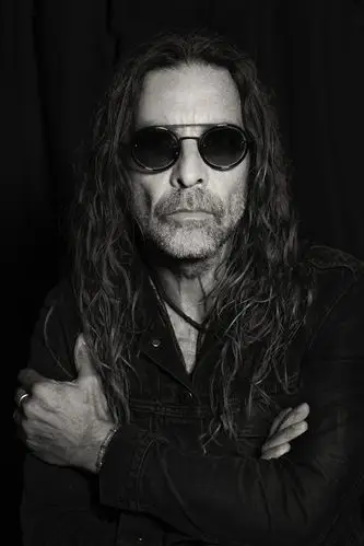 胡子拉茬的长发老男人