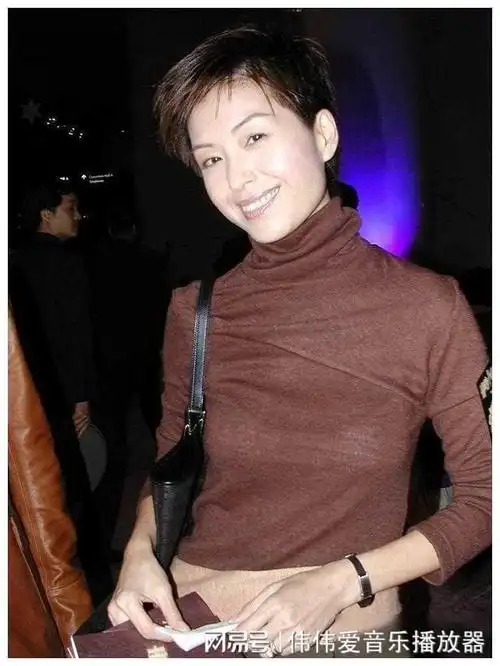 伍咏薇的故事告诉我们,在人生的旅途中,无法避免风雨,但坚持和积极的