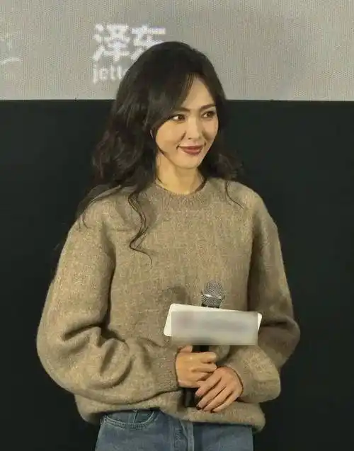 唐嫣生图状态在线甜美可人 穿卡其色毛衣简约时尚,不愧是女神!