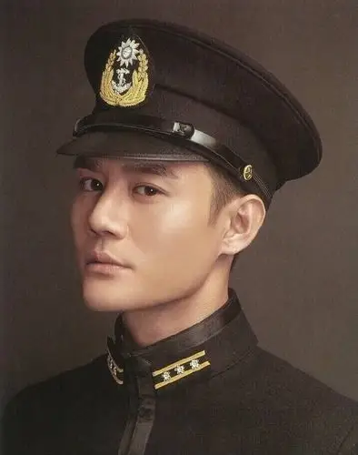 隐忍数年,厚积薄发,这部剧里王凯并不是第一次向我们展示他穿上制服后