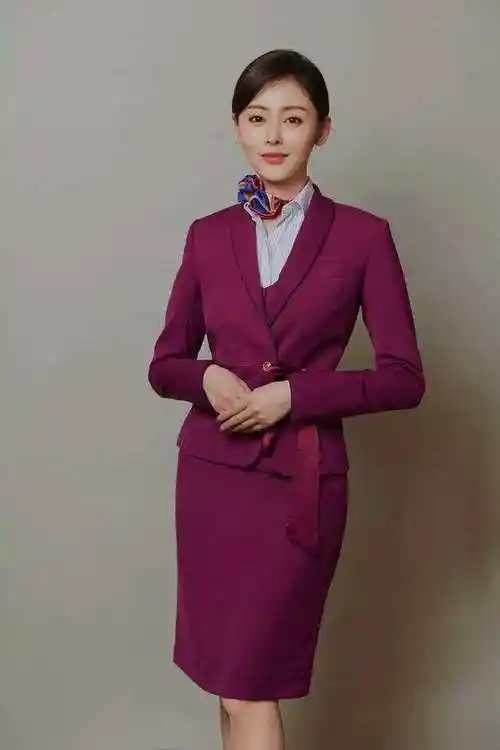 引起万人寻找的穿黑丝空姐原来是她一身制服真是美丽优雅