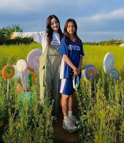 李小璐陪女儿上舞蹈课,甜馨舞姿酷飒赶超妈妈,母女俩共用一张脸