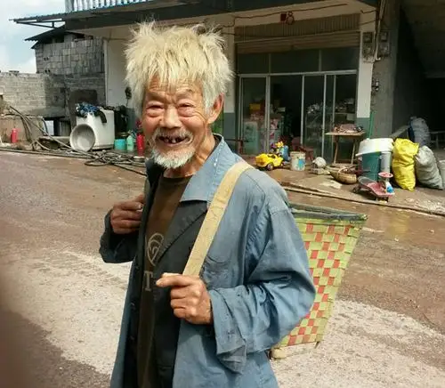 【巨逗】搞笑图片之老无所依的老头图片,与老有所依的老人图片