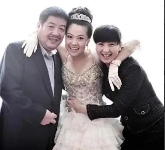 闫学晶感情史与林越离婚二婚姻嫁富豪45岁高龄产子