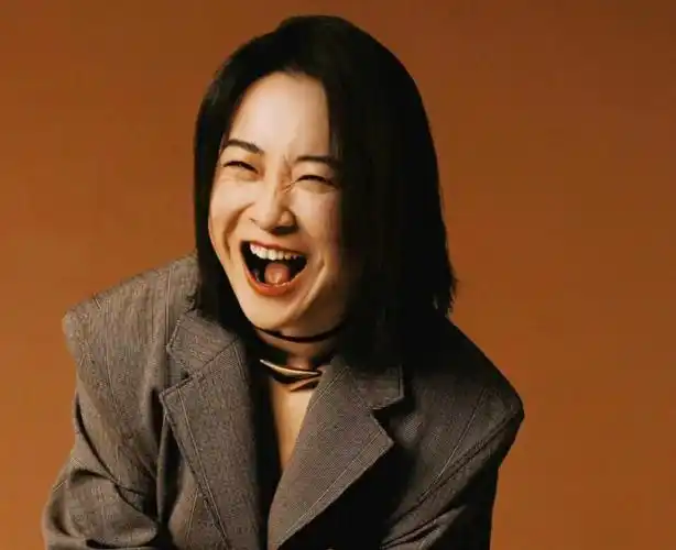 42岁贾玲奥运会红毯:穿紧身裙展现极致腰臀比,脸上褶子十分真实