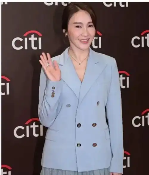 佘诗曼和黎姿同框!《金枝欲孽》21年,一个气场如初,一个变得不敢认了