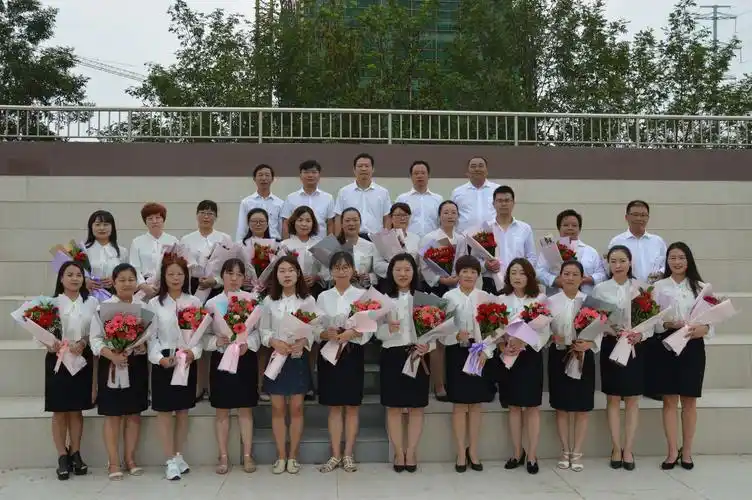 23名优秀青年教师合影留念