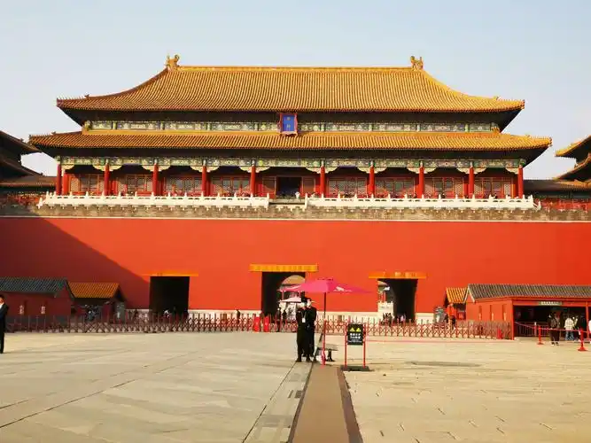 午门是北京故宫紫禁城的正门.居中向阳,位当子午,故名午门.