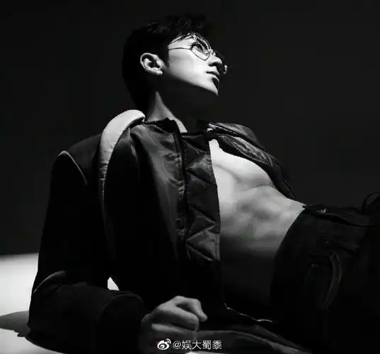 来康康王鹤棣身上的肌肉,腹肌很明显,手臂线条也很好看,就很欲!