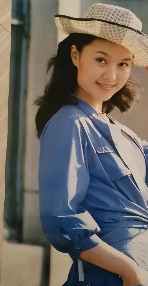 在北电78级校友合影留念照片上,方舒站在最边缘.