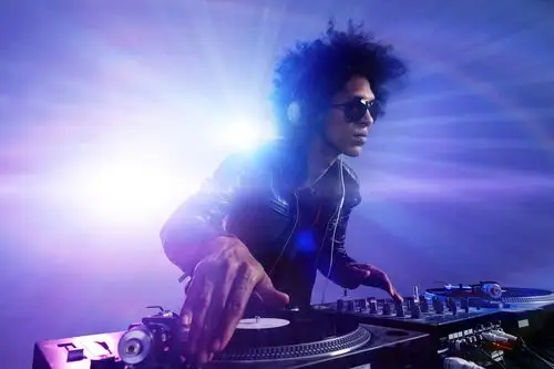 戴墨镜的dj师图片