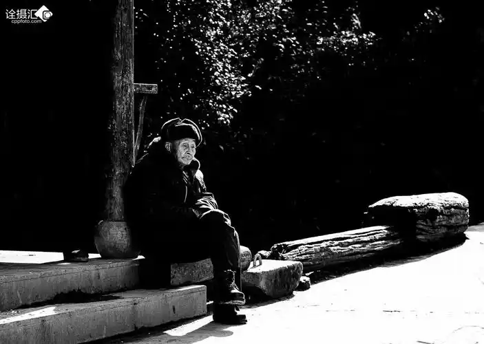晒太阳的老人