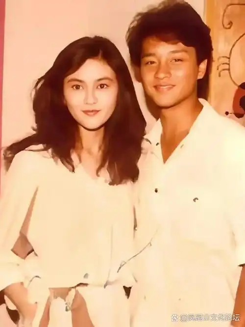 那年关之琳19岁,张国荣25岁,两个圈中风华绝代的人物站在一起,就像