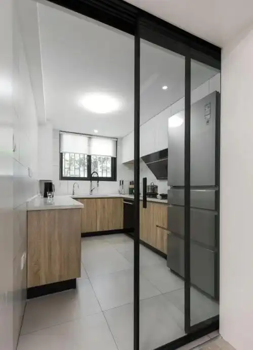 你家还在装地轨推拉门吗?早就out了,现在流行这种,实用又好看