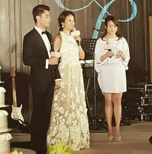 古巨基55岁老婆同框林心如,打扮虽然朴素低调,但气质却一点不差_礼服