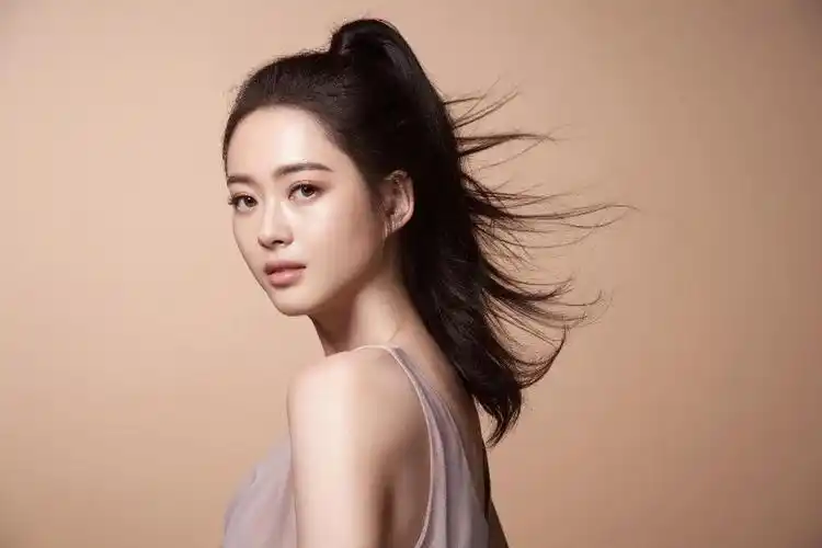 5,高雅拉影响力和社会贡献:张娜拉作为一位备受关注的明星,多次参与