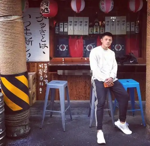 男生发自拍女生用直男癌口吻点评看完神清气爽啊