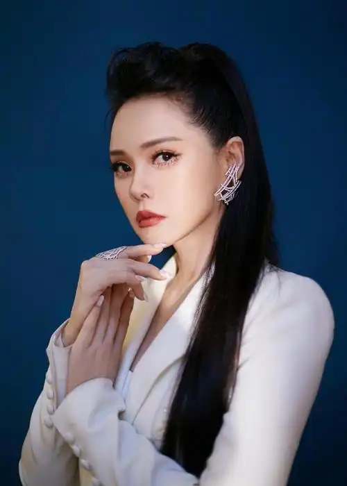 看看伊能静的造型,得体优雅还很减龄|妆容|脸型|假睫毛|眼影_网易订阅