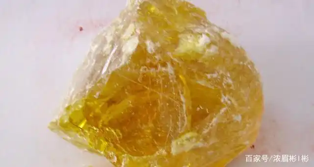 3,松脂是植物松树分泌出的天然树脂,它能入药,而且能直接涂抹在人们