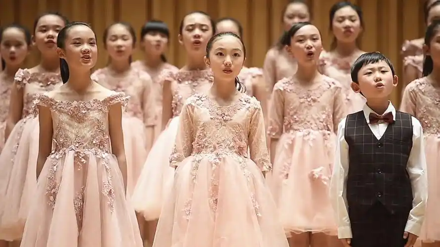 萌!成都童声合唱团城市音乐厅献歌"六一"