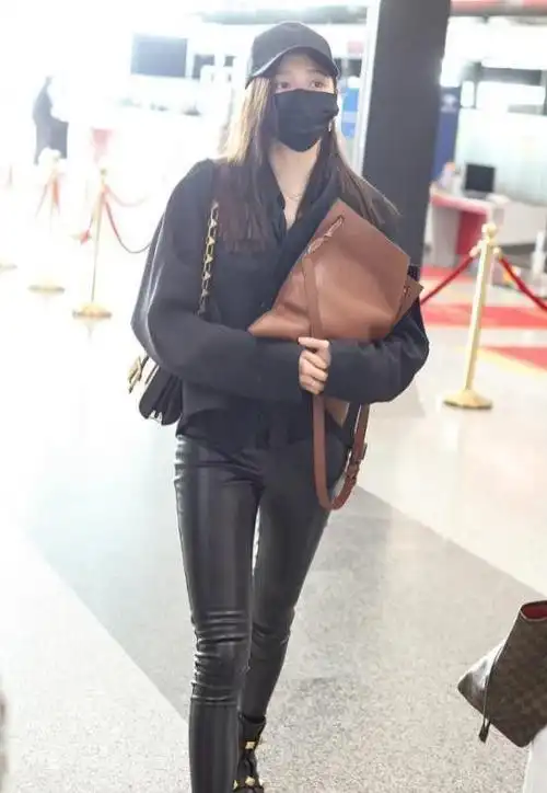 也就关晓彤敢穿紧身皮裤虽然有点皱但108cm长腿也太吸睛了