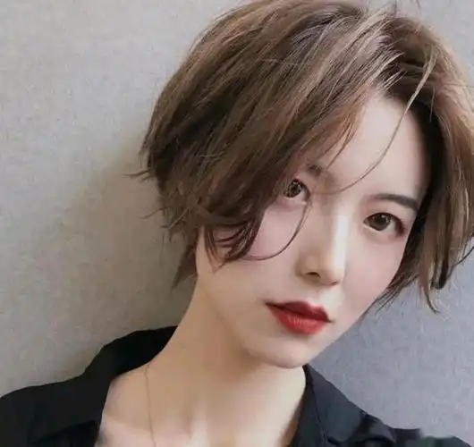 大脸适合什么发型(脸大的女生适合长发吗)-文化号