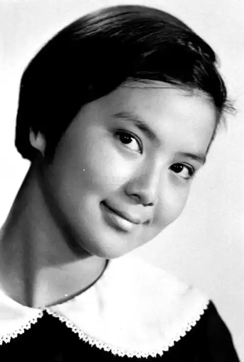 因"小婉君"爆红,富豪丈夫出轨,选择离婚的谢玲玲在追求什么?