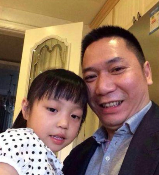 黄有龙隐瞒20年的儿子近照,长成这模样,难怪赵薇迟迟不愿公开