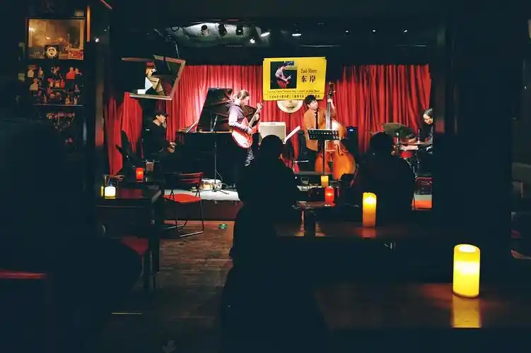 东京的这家老破小酒馆