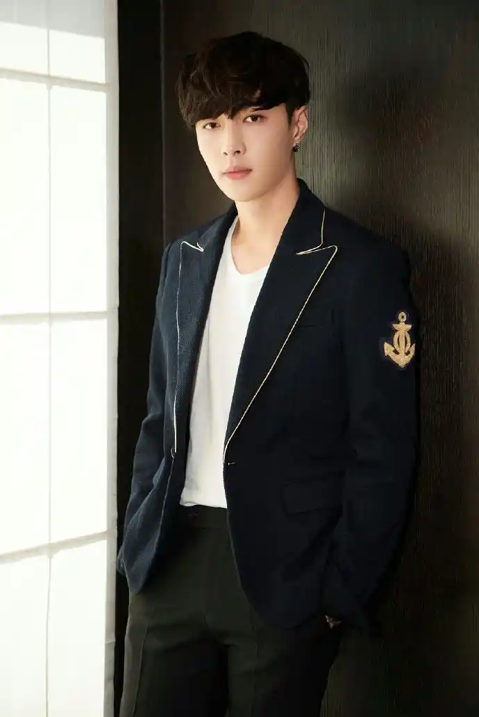 张艺兴西装杀,十三款穿搭简直帅到没朋友