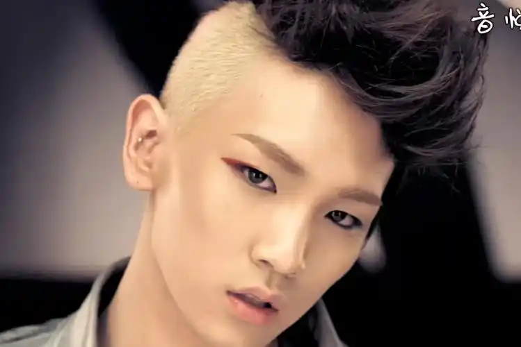 韩国男团mv中半个光头的造型出自哪首歌