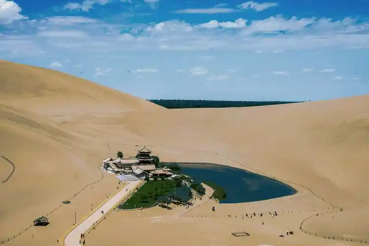 果真月牙泉在这个角度下不同凡响.