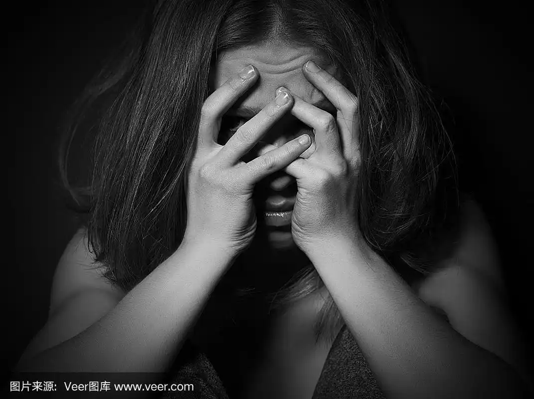 女人在沮丧和绝望中哭泣,捂着脸