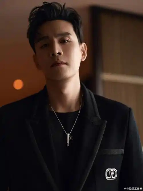 图片来源:微博@经超娱乐圈爱妻男星7:罗晋罗晋与唐嫣当初公开恋情时