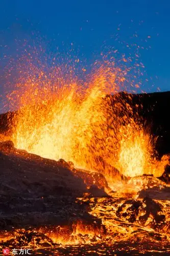 法国摄影师近距离记录火山喷发 滚滚熔岩喷涌而出