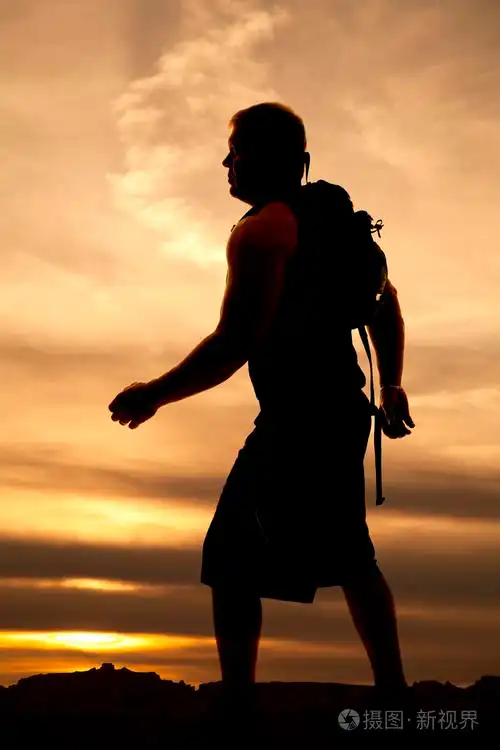 背包行走的人的剪影