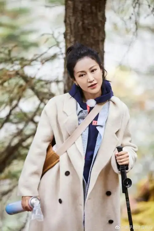 46岁鲍蕾《妻子6》造型好看,米色大衣显气质,三层叠穿更时髦!