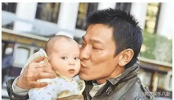 杨幂在刘威怀中刘德华亲吻谢霆锋娱乐圈里关系都是老友情深