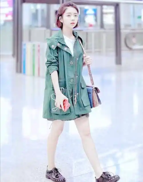 原创谭松韵小长假在海边嬉戏一身牛仔裤亮相干净又甜美