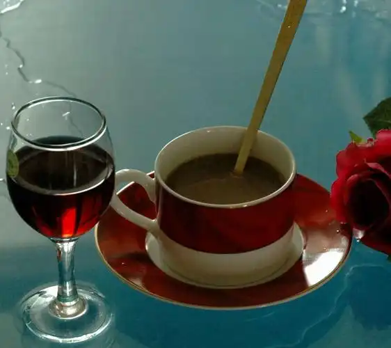 每天喝一两杯含酒精的饮料会加速骨质流失,降低人体吸收钙的能力.