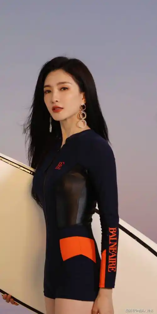 江疏影罕见秀身材,身穿火龙果泳装,满满的夏日风情_泳衣_魅力_气质