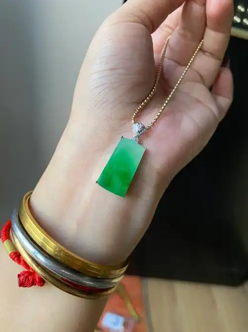 翡翠冰飘绿意境无事牌吊坠,3785