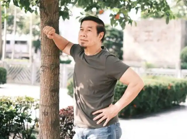 老戏骨白彪罕露面,75岁身材仍健硕,想3年后退休出国与家人团聚_腾讯