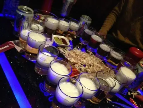 不走心只走肾吴依依有点紧张,旁边点了两个欧美身材好的男的 陪着喝酒