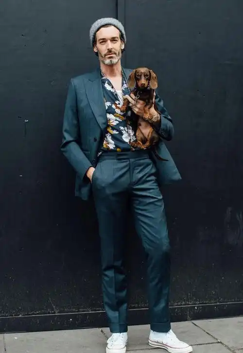 英国大叔好懂搭配穿上西装很有绅士范比年轻小伙还帅气