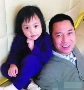 而是前深圳市长许宗衡的,但其实小四月是黄有龙亲生的