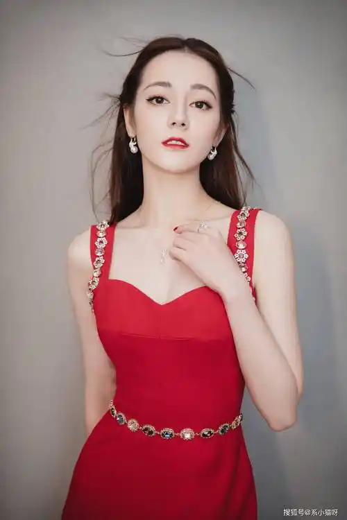 迪丽热巴最新私照曝光!如何向世界展现青春偶像的优雅自信!