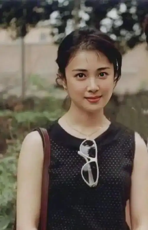 90年代,年轻时傅艺伟的照片,一双流波送盼的大眼睛让人迷醉 - 傅艺伟