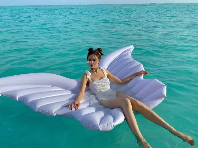 最近沈梦辰在马尔代夫度假,穿一件白色的吊带泳装,将自己性感的身材