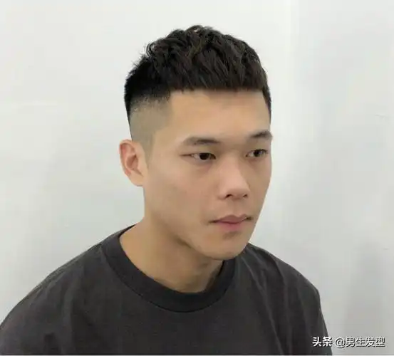 男生两边剃光中间留长的发型这3款很帅气别再剪错了
